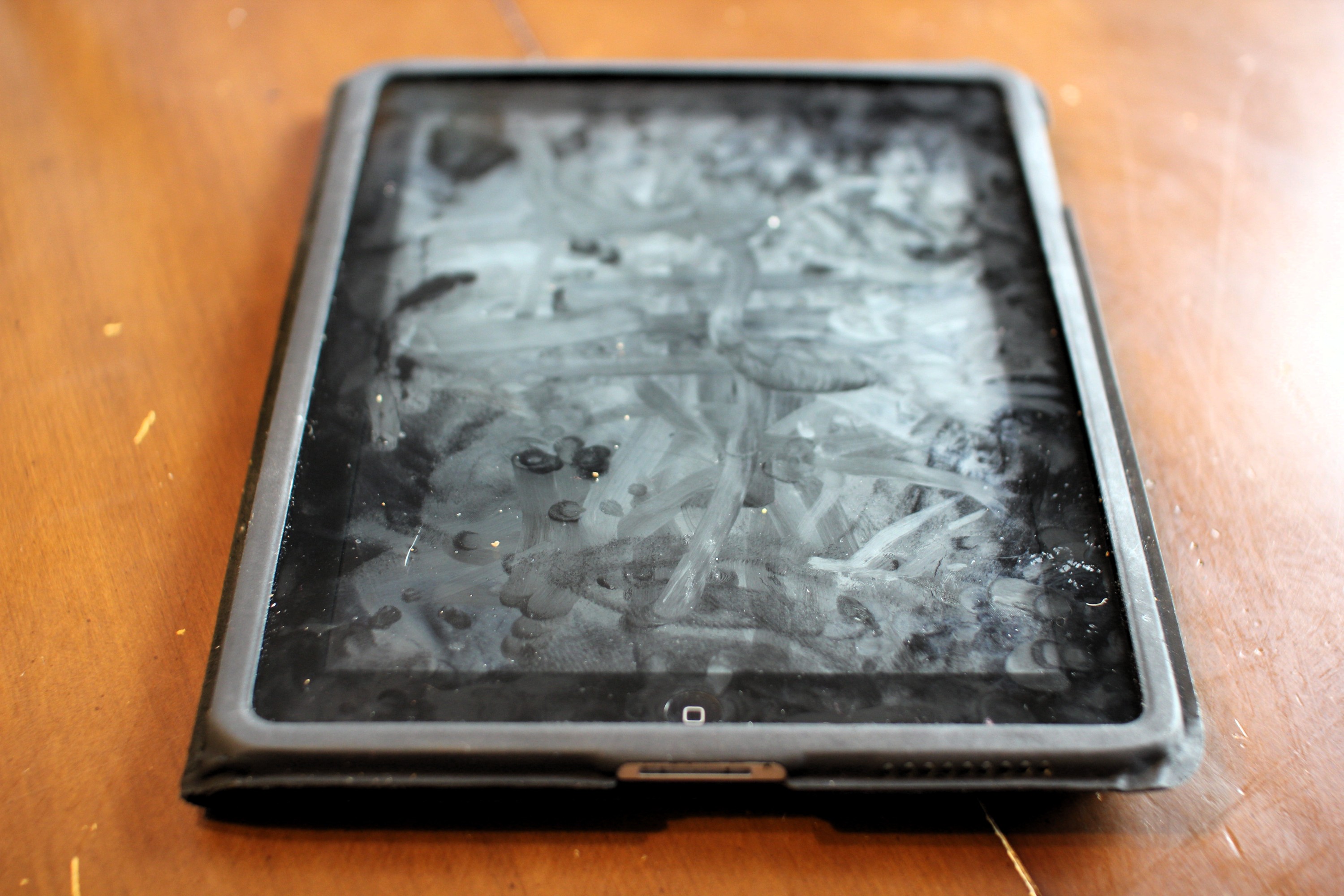 IPad_with_extensive_fingerprints_and_smudges