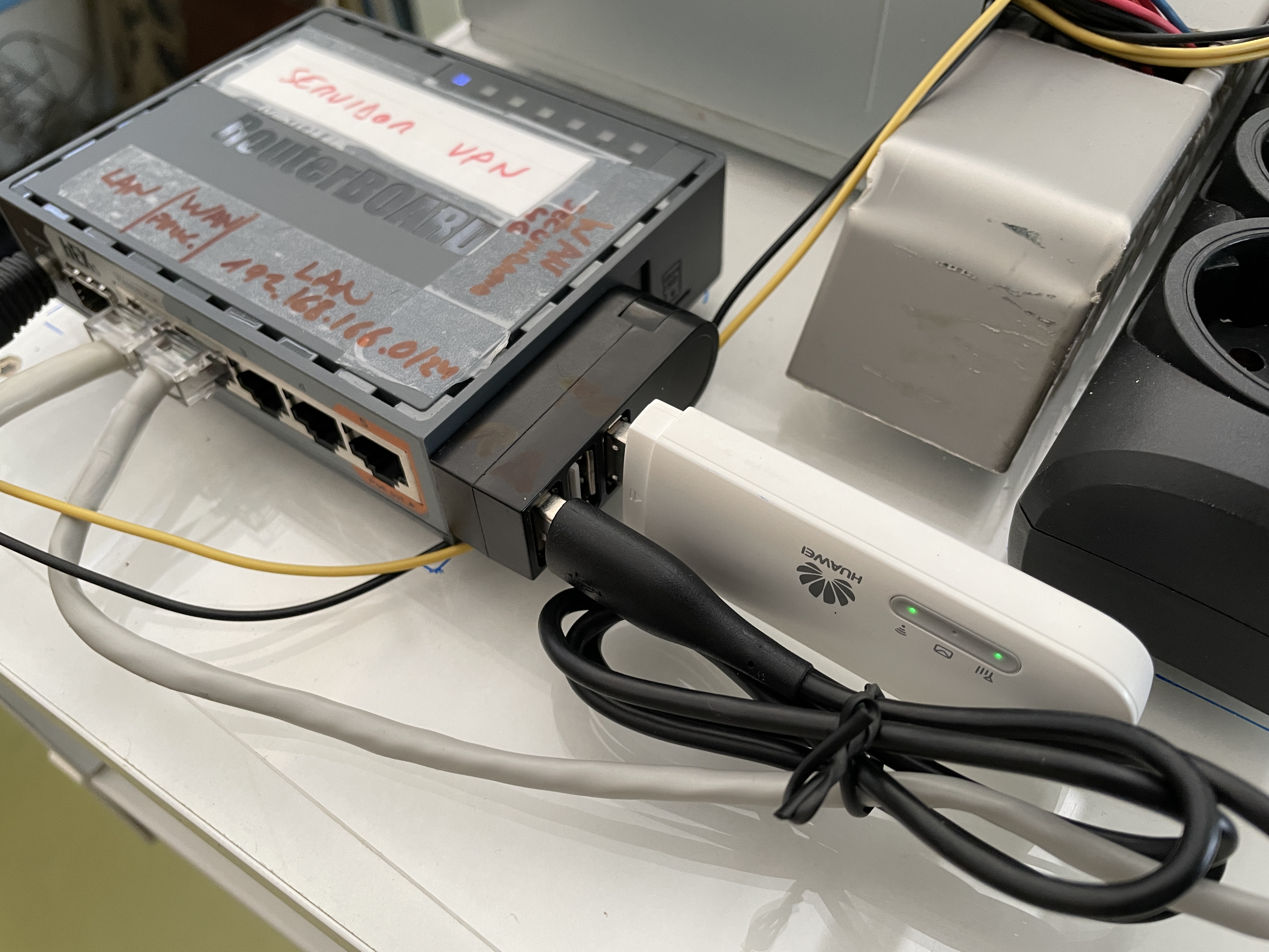 O router MikroTik soporta comunicacións RNDIS (ethernet sobre USB). Úsanse para modems 4G, pero tamén serven para conectar con Raspberries. Ademáis soporta HUBs USB.