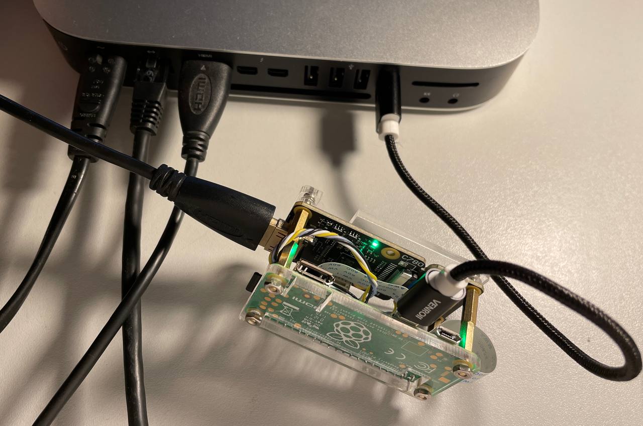 El puerto USB tiene doble propósito: alimentación y entrada periféricos